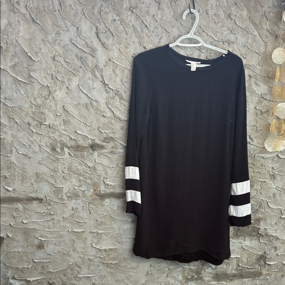 Forever 21 Black Dress Scoop Neck White Sleeve Accents Excellent Condition Sz M